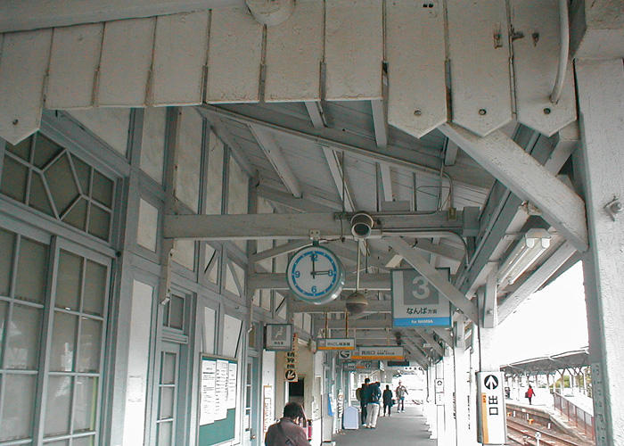 南海電鉄の高架工事により、駅舎は解体され、別の場所に文化財として保存されることになっている