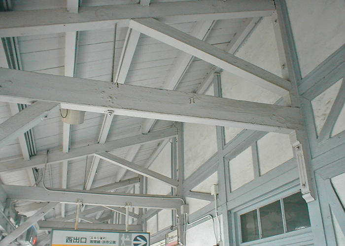 浜寺公園駅　ホームの木造屋根