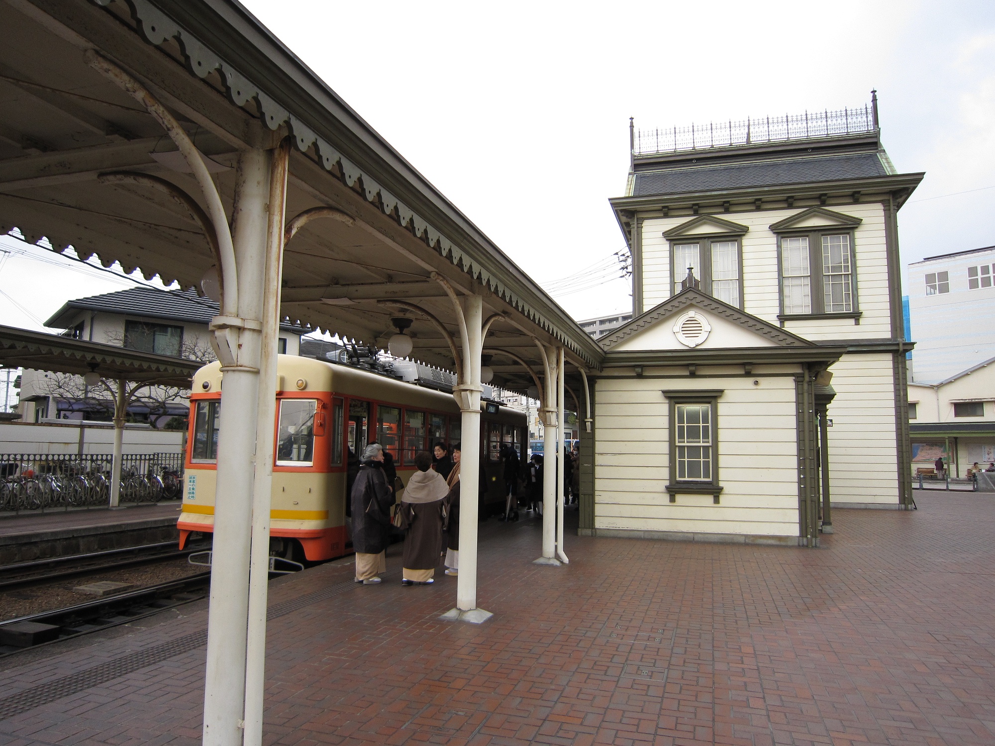 観光の拠点駅であり、職員が常駐しているが、改札はない