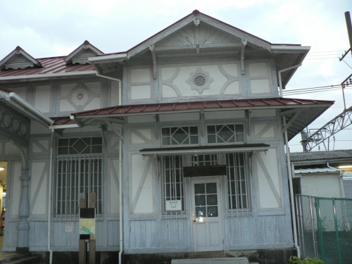 1907年に建てられた木造平屋建ての駅舎は、1998年に国の登録有形文化財に登録