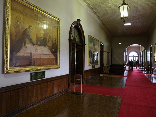 2階廊下には、20点の絵画が飾られている。