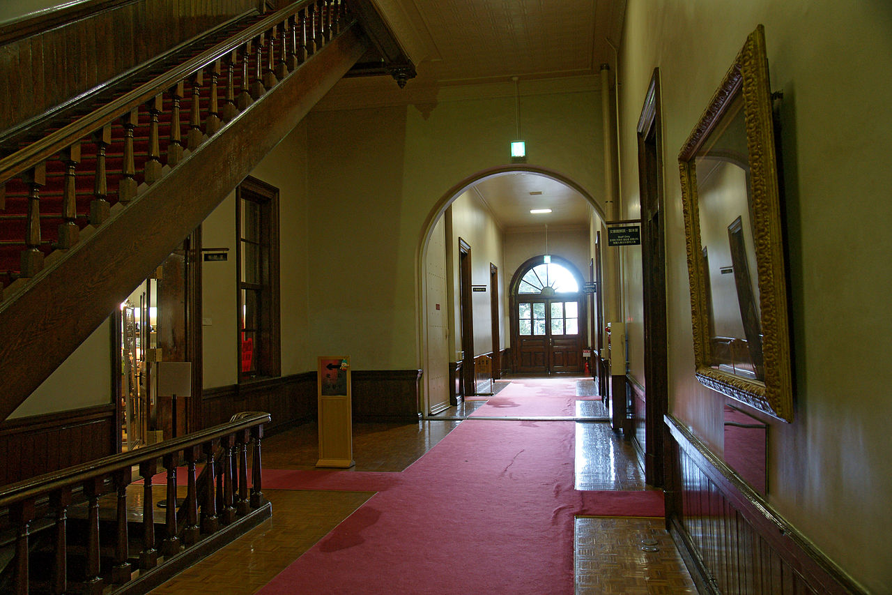 中央階段から　二階廊下