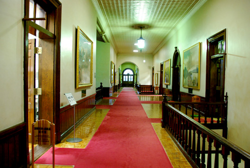 2階廊下には、20点の絵画が飾られている。