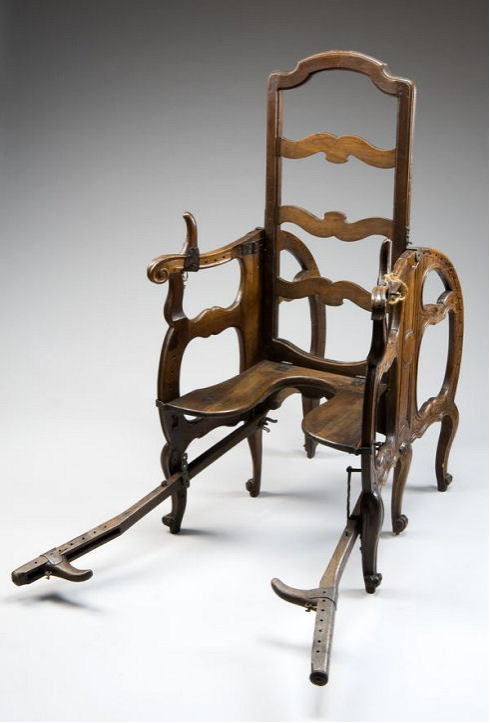16-19世紀に使用された分娩用椅子