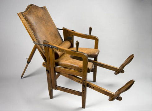 16-19世紀に使用された分娩用椅子