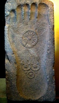 仏足石（1世紀、ガンダーラ)