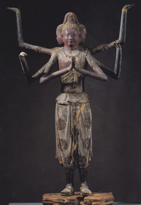 三面六臂（三つの顔に六つの腕）の阿修羅像