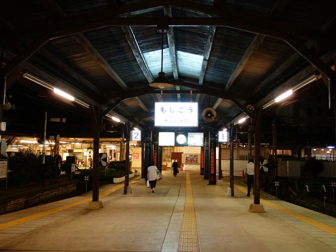 門司港駅　ホーム　　鹿児島本線の起点駅である　