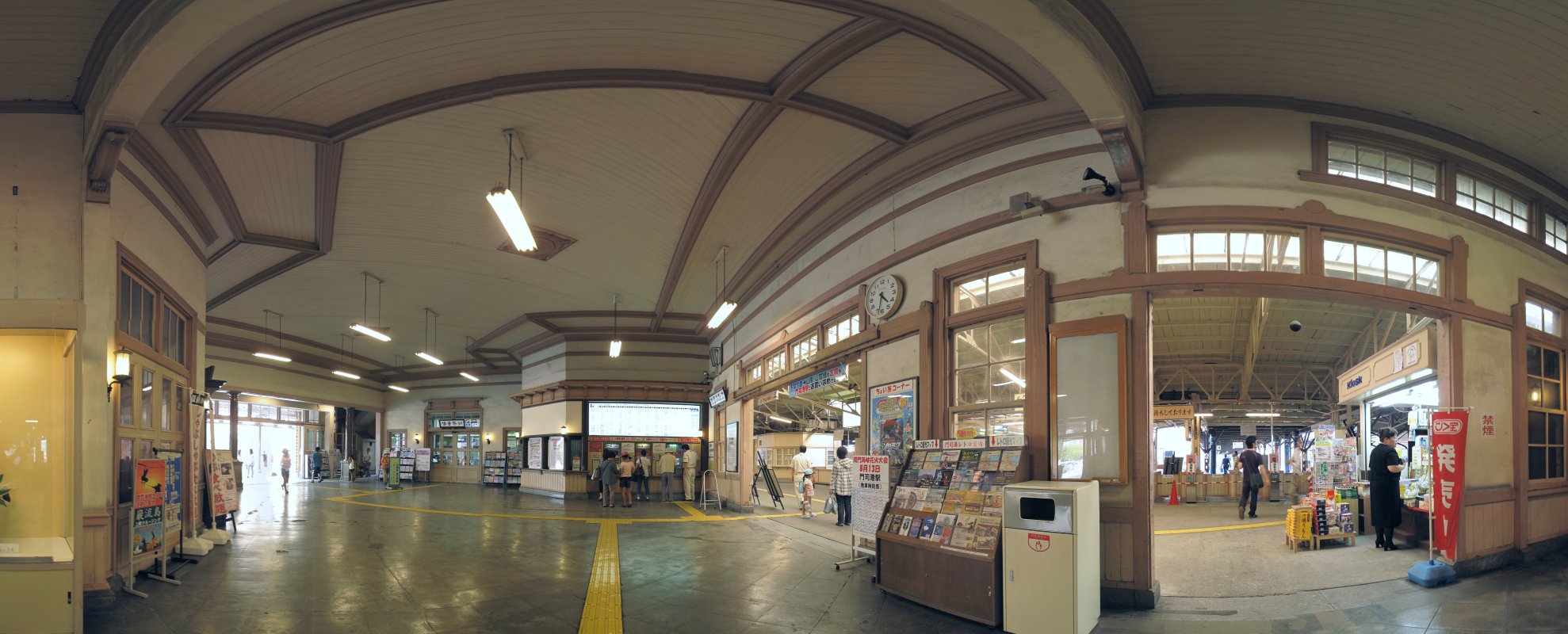 門司港駅　構内売店　　　関門トンネルが開通するまで九州の鉄道の玄関口